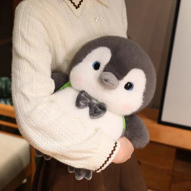 Skanto | Fluffy Grå Pingvin Plushie med Skilpadde Ryggsekk