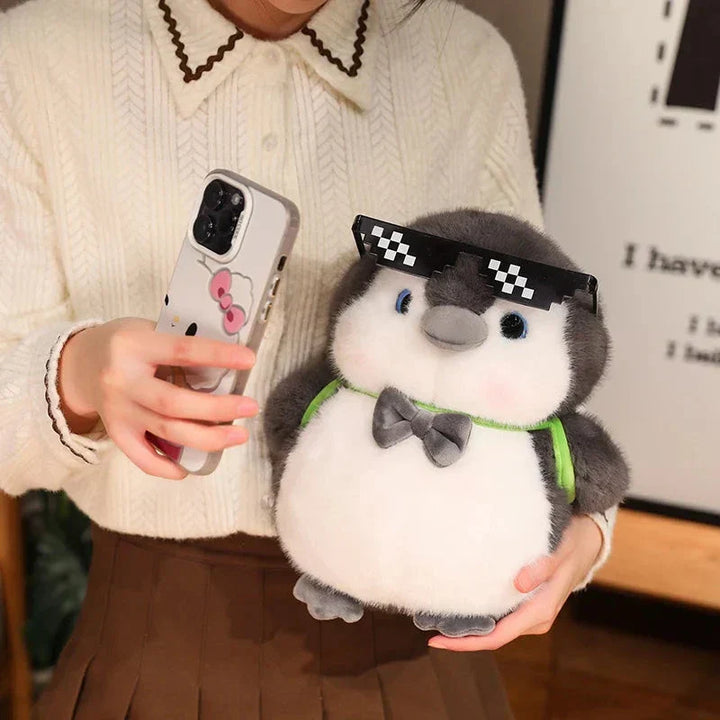 Skanto | Fluffy Grå Pingvin Plushie med Skilpadde Ryggsekk