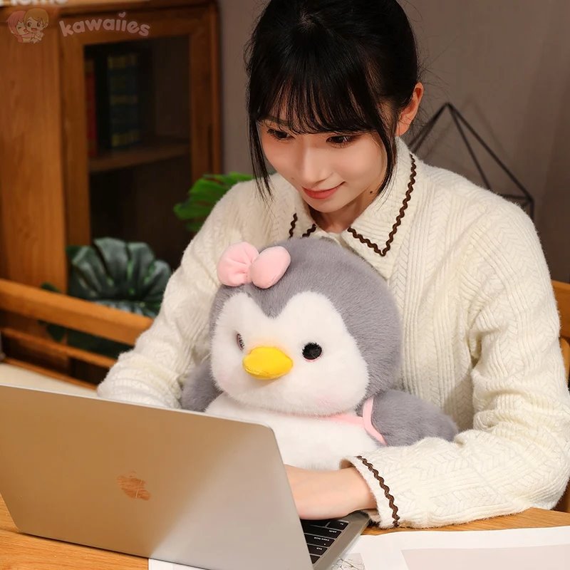 Norvo | Fluffy Grå Pingvin Plushie med Skilpadde Ryggsekk