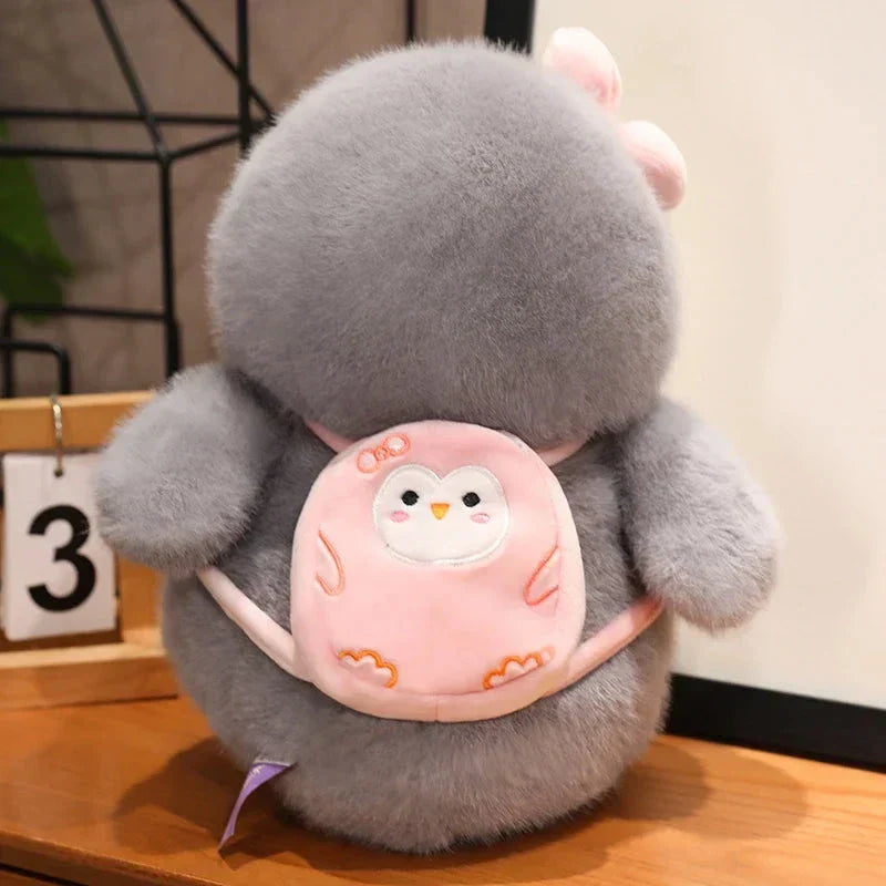 Skanto | Fluffy Grå Pingvin Plushie med Skilpadde Ryggsekk