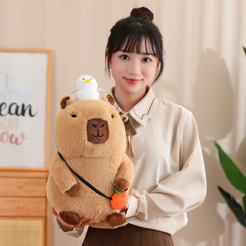 Skanto | Fluffy Sleepy Capybara med oransj kosedyr