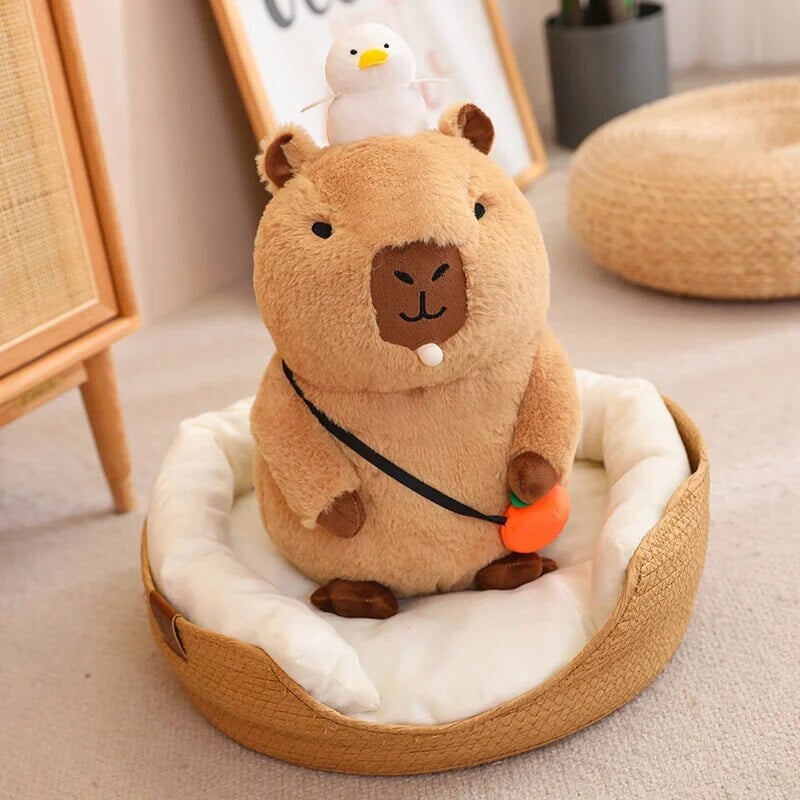 Skanto | Fluffy Sleepy Capybara med oransj kosedyr