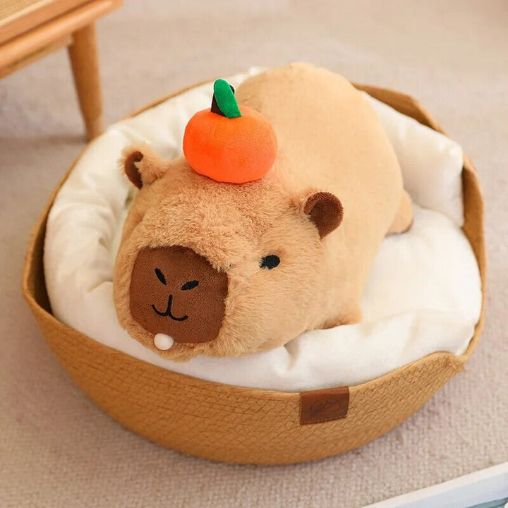 Skanto | Fluffy Sleepy Capybara med oransj kosedyr