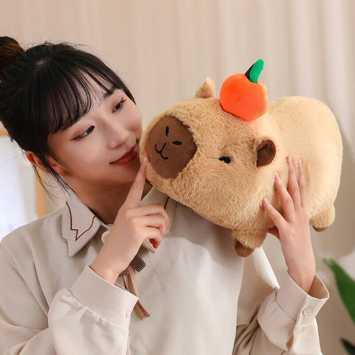 Skanto | Fluffy Sleepy Capybara med oransj kosedyr