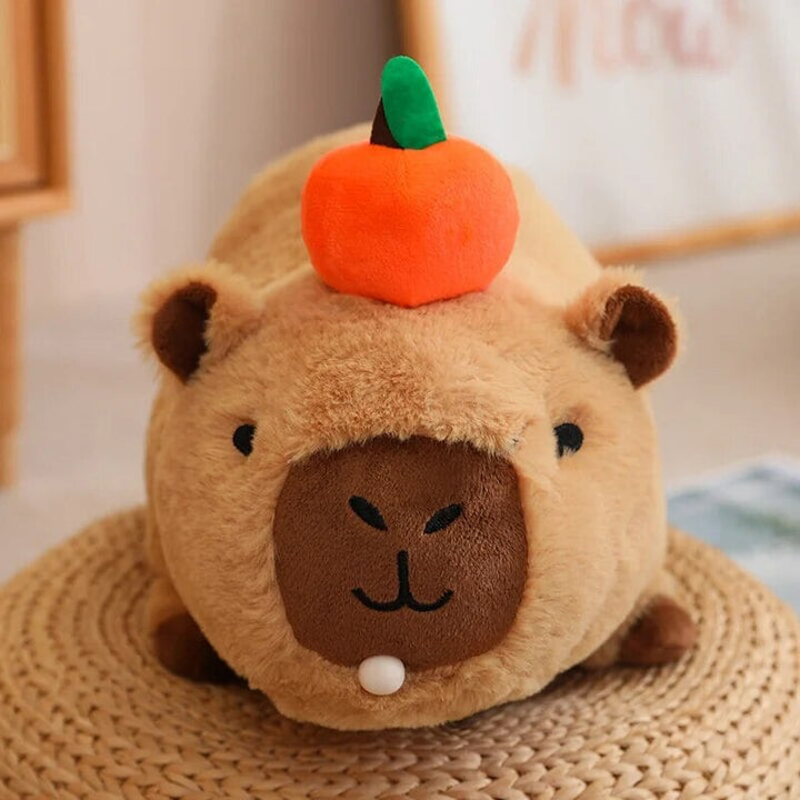 Skanto | Fluffy Sleepy Capybara med oransj kosedyr