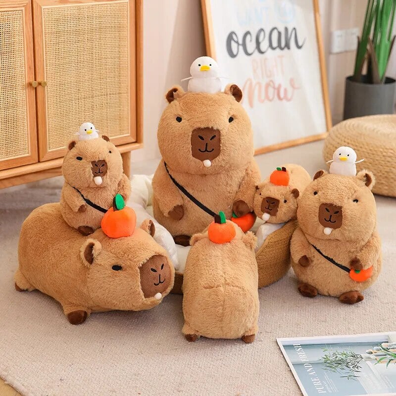 Skanto | Fluffy Sleepy Capybara med oransj kosedyr