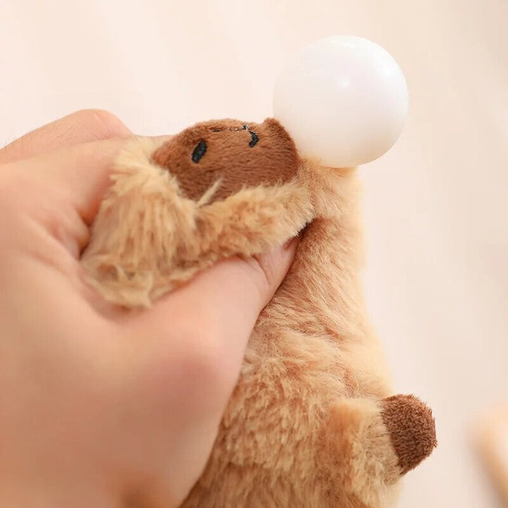 Skanto | Fluffy Sleepy Capybara med oransj kosedyr