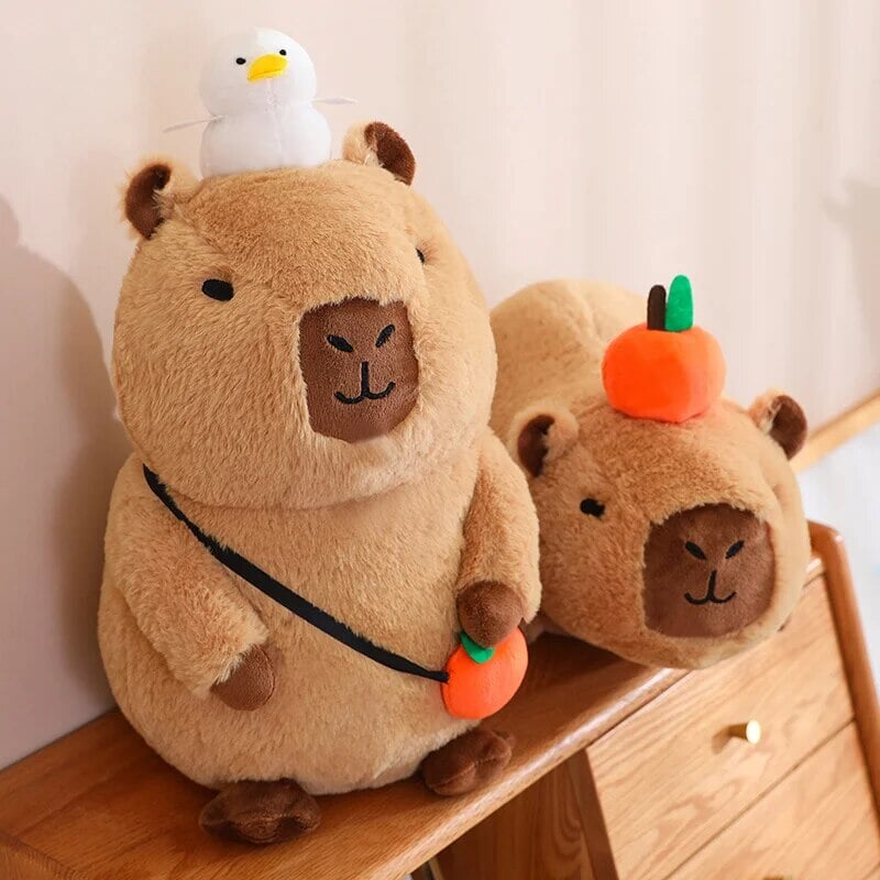 Skanto | Fluffy Sleepy Capybara med oransj kosedyr