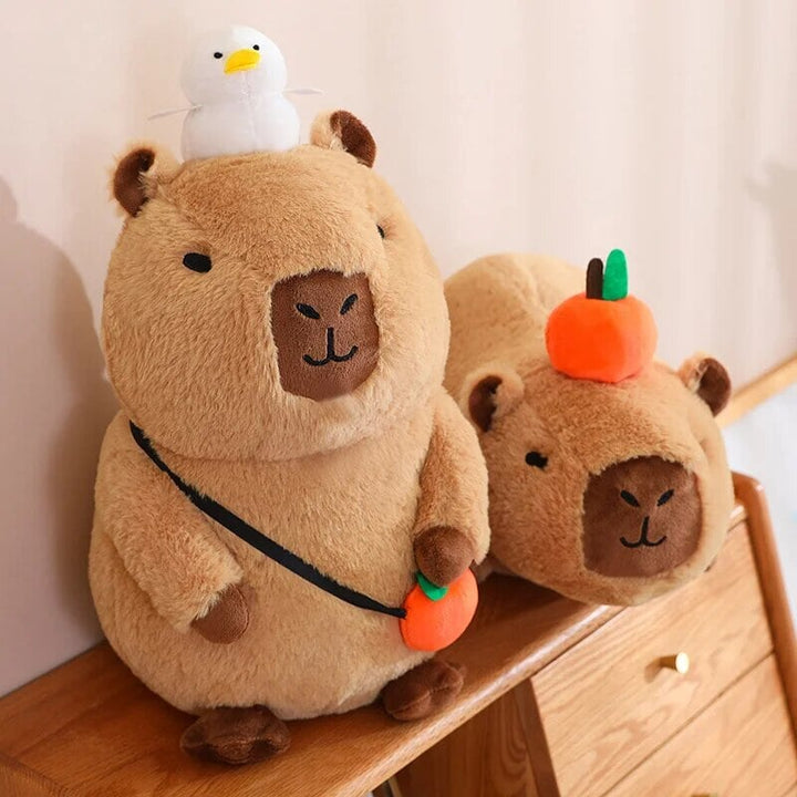 Skanto | Fluffy Sleepy Capybara med oransj kosedyr