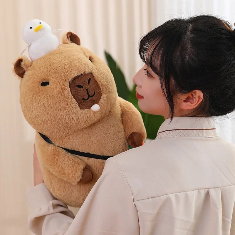 Norvo | Fluffy Sleepy Capybara med oransj kosedyr