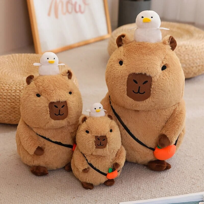 Skanto | Fluffy Sleepy Capybara med oransj kosedyr