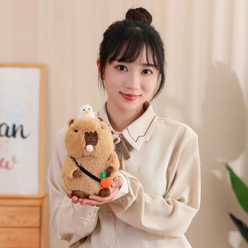 Norvo | Fluffy Sleepy Capybara med oransj kosedyr