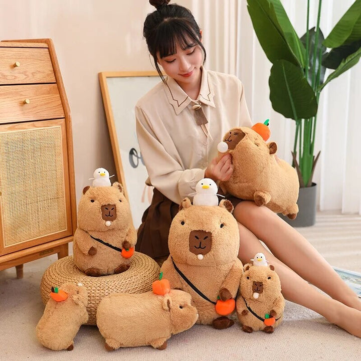 Skanto | Fluffy Sleepy Capybara med oransj kosedyr