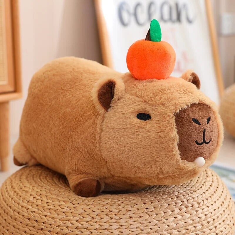 Skanto | Fluffy Sleepy Capybara med oransj kosedyr