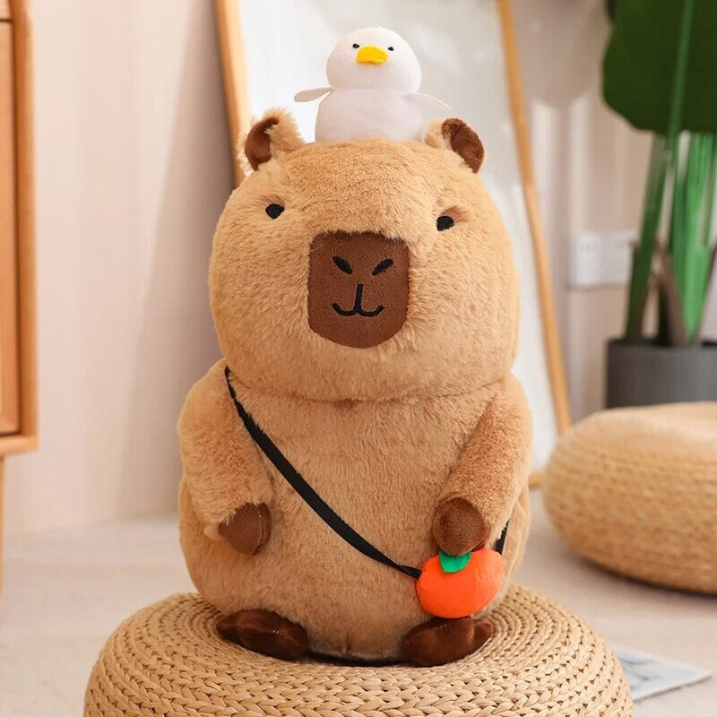 Skanto | Fluffy Sleepy Capybara med oransj kosedyr