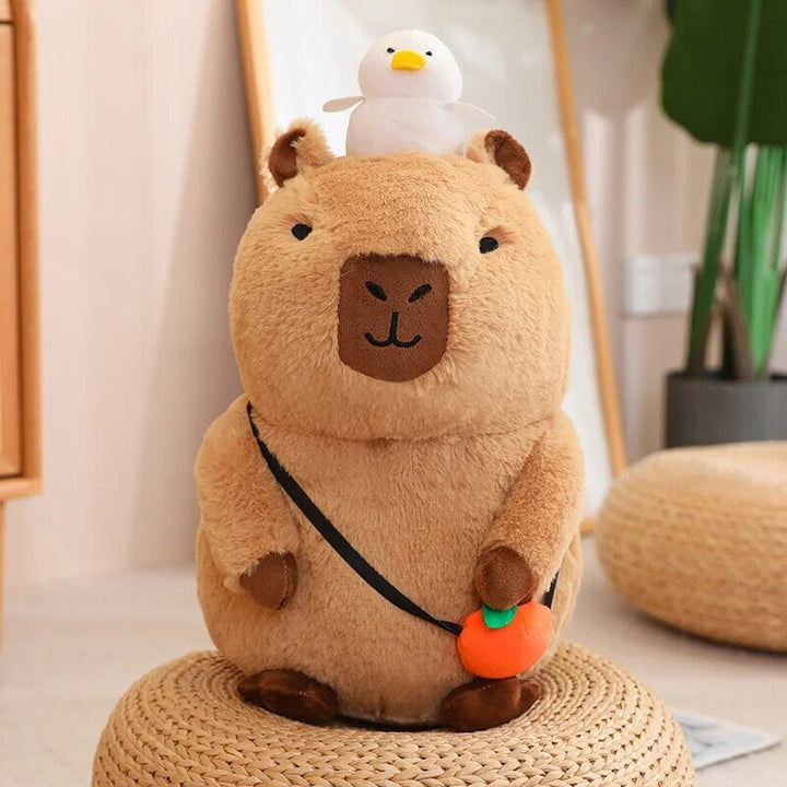 Skanto | Fluffy Sleepy Capybara med oransj kosedyr
