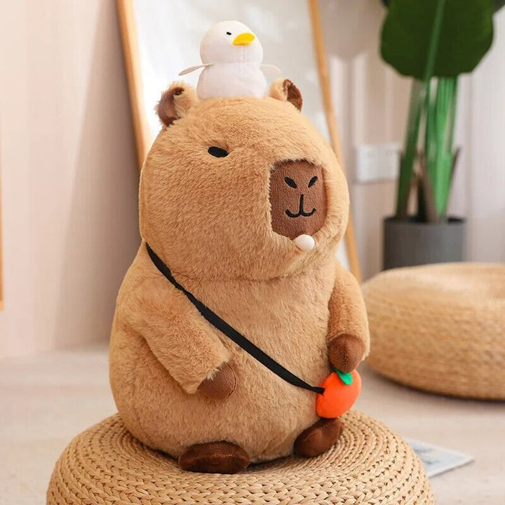 Skanto | Fluffy Sleepy Capybara med oransj kosedyr