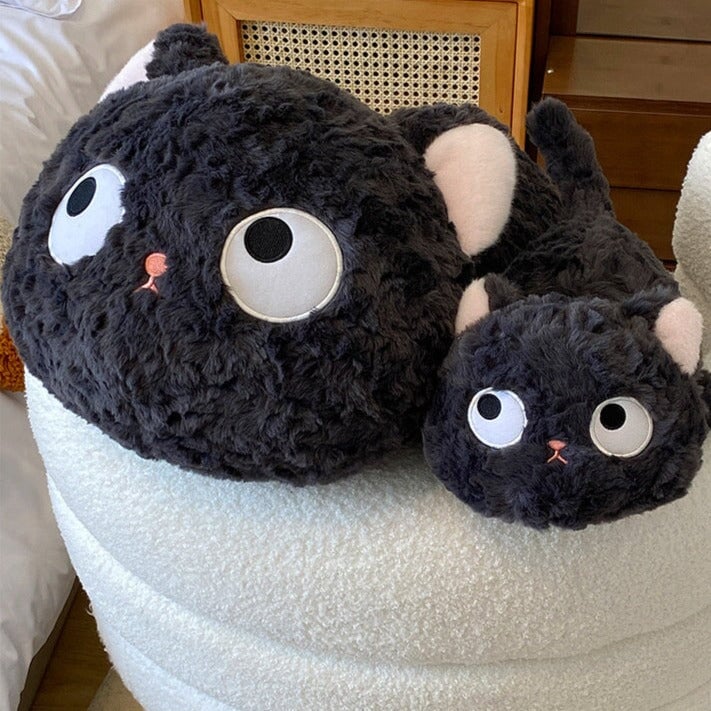 Skanto | Jiji den fluffy svarte katten kosedyr som ligger ned
