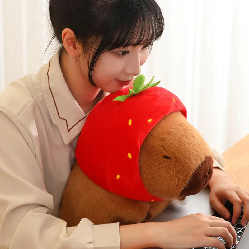 Norvo | Kawaii Capybara med Jordbærhatt Plyschfigur