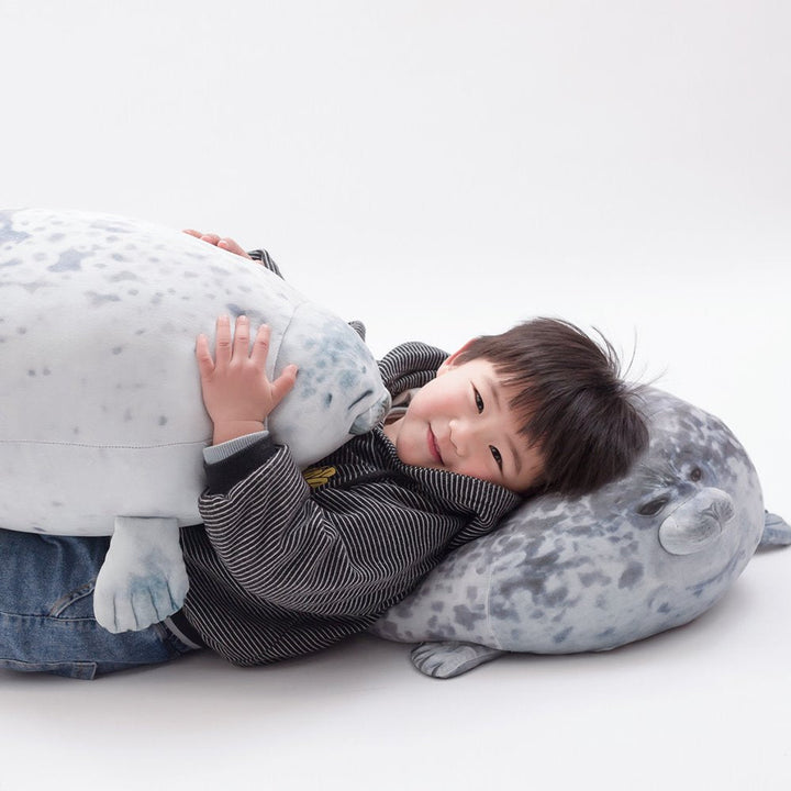 Skanto | Schlafendes Robben-Plüschkissen | Weiches Kuscheltier