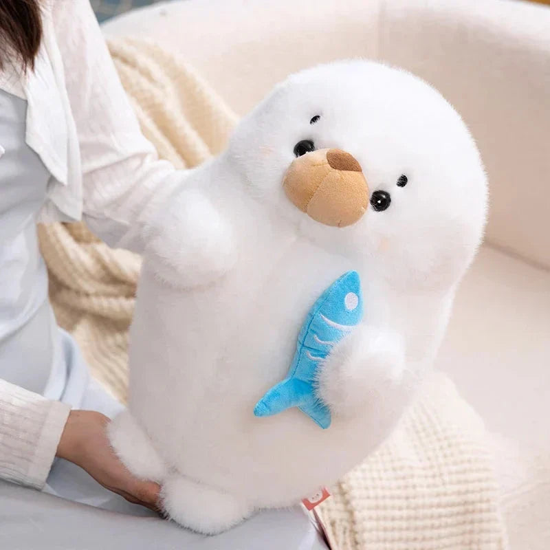 Skanto | Mochi Seal Plushie med Fisk