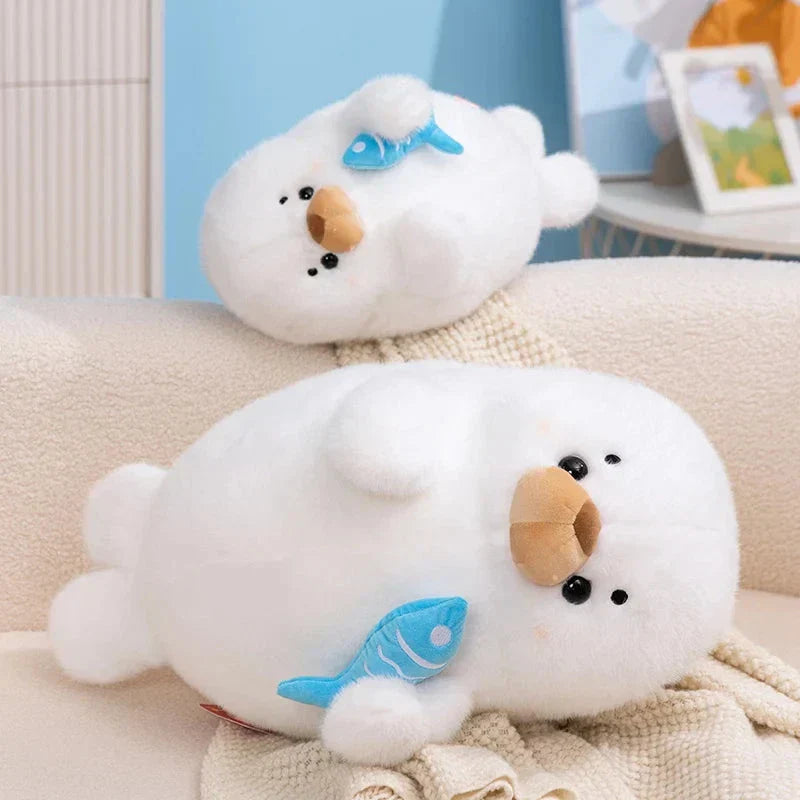Skanto | Mochi Seal Plushie med Fisk