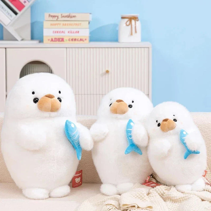 Skanto | Mochi Seal Plushie med Fisk