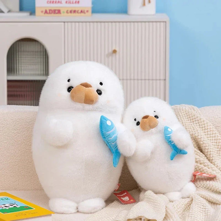 Skanto | Mochi Seal Plushie med Fisk