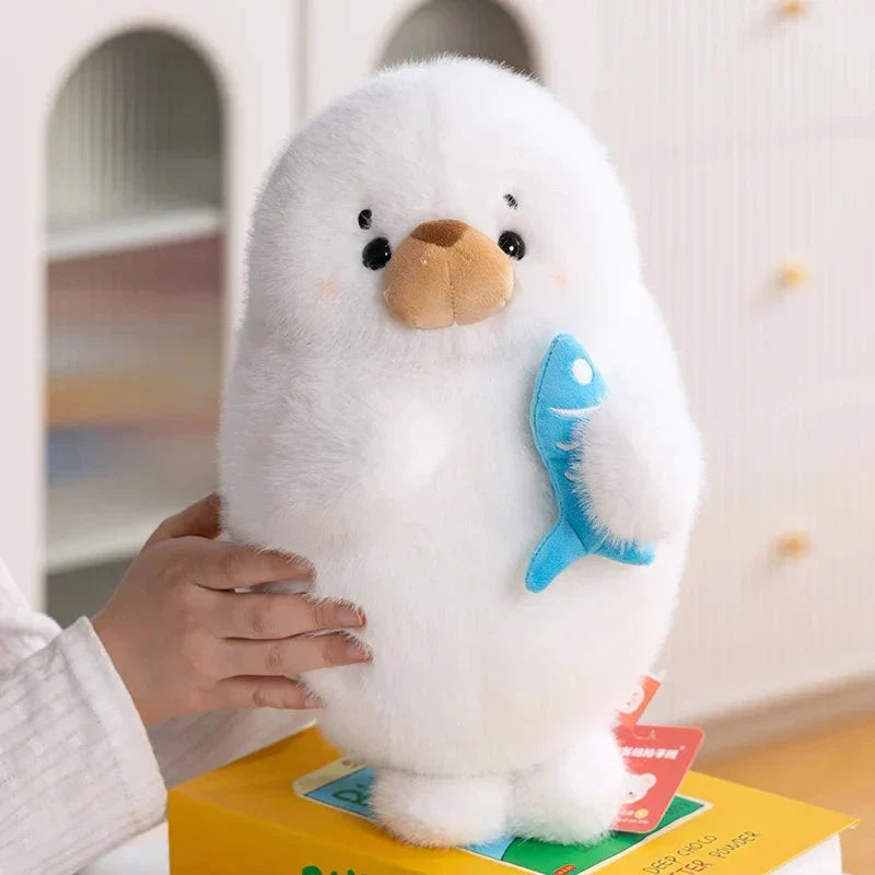Skanto | Mochi Seal Plushie med Fisk