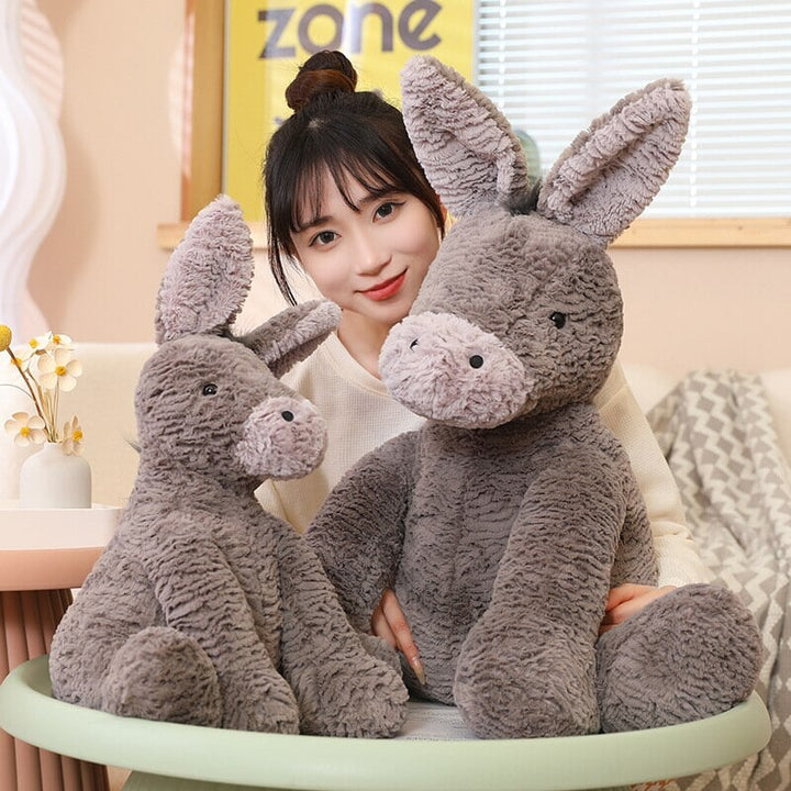Skanto | Whispy den fluffy esel plush figur