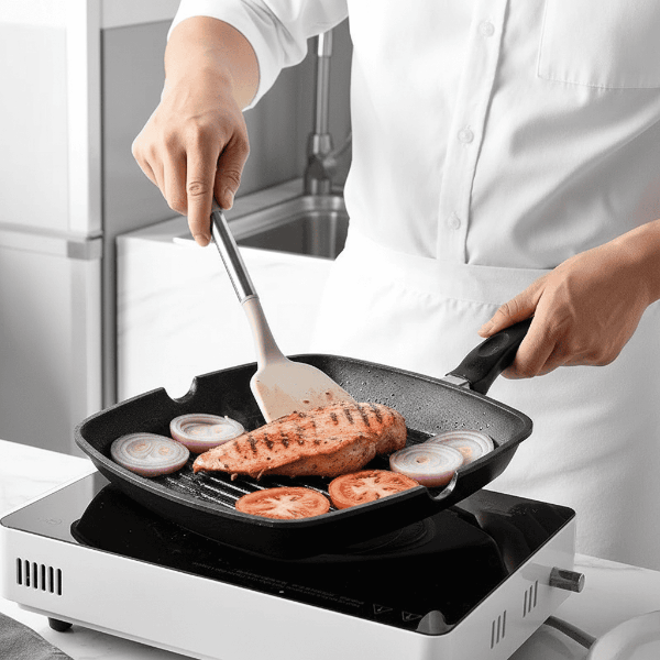 Norvo | KITCHENORA – Komplett redskapssett med silikonhoder og tre-lignende håndtak