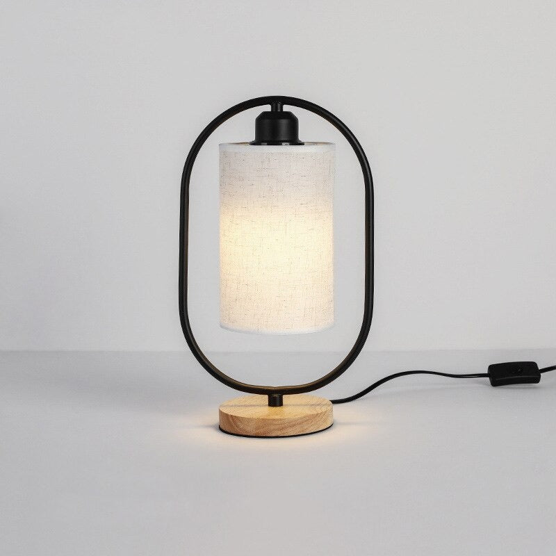 Industriell stil trebordlampe med metalldetalj | Skanto