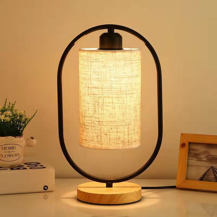 Industriell stil trebordlampe med metalldetalj | Skanto