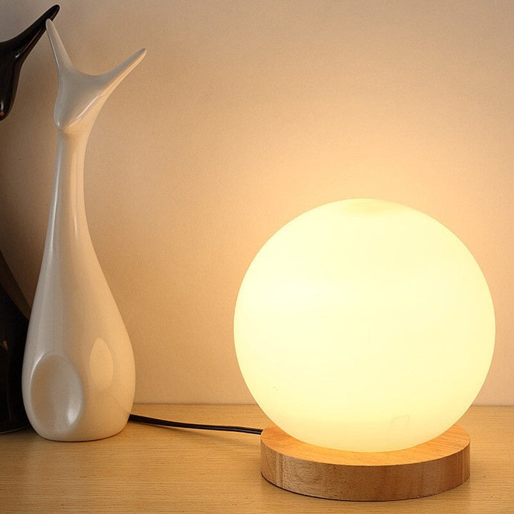 Rund LED Nattbordlampe med Frostet Glasskjerm og Trebase | Skanto
