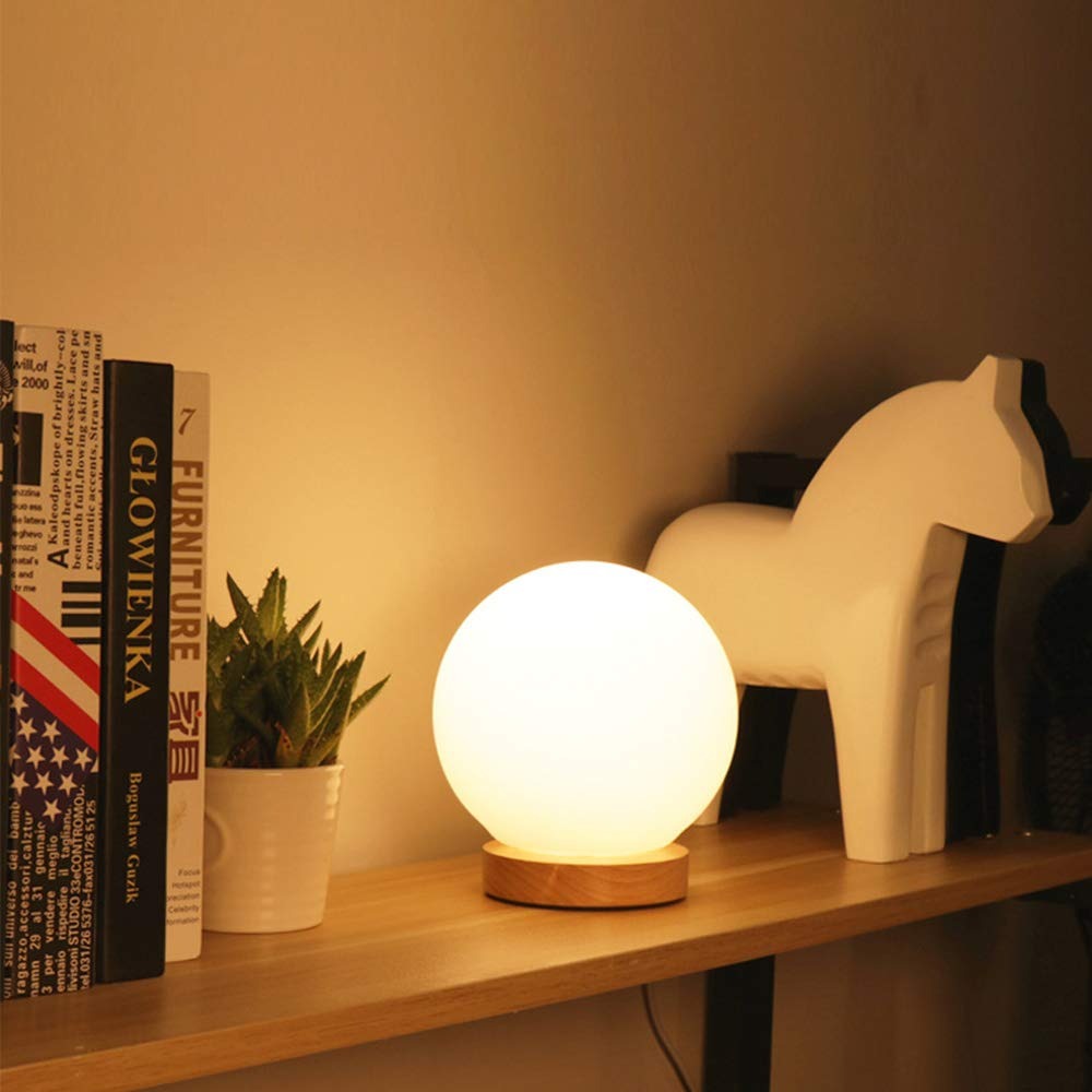 Rund LED Nattbordlampe med Frostet Glasskjerm og Trebase | Skanto