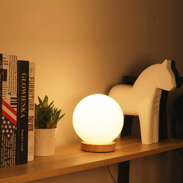 Rund LED Nattbordlampe med Frostet Glasskjerm og Trebase | Skanto