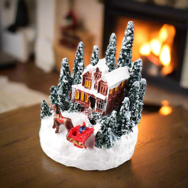 Skanto | LED juleby miniatyrsett – Snødekte harpiks hus for festlig hjeminnredning & deilige gaver til barn & venner