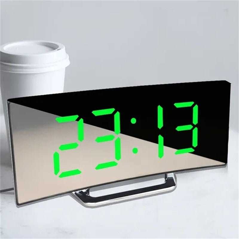 Skanto | LED Digital Vekkerklokke – Bøyd Speildisplay, Bordklokke med Snusfunksjon, Elektronisk Borddisplay, Soverom og Stueinnredning