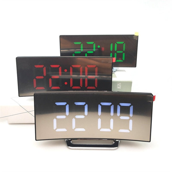 Skanto | LED Digital Vekkerklokke – Bøyd Speildisplay, Bordklokke med Snusfunksjon, Elektronisk Borddisplay, Soverom og Stueinnredning