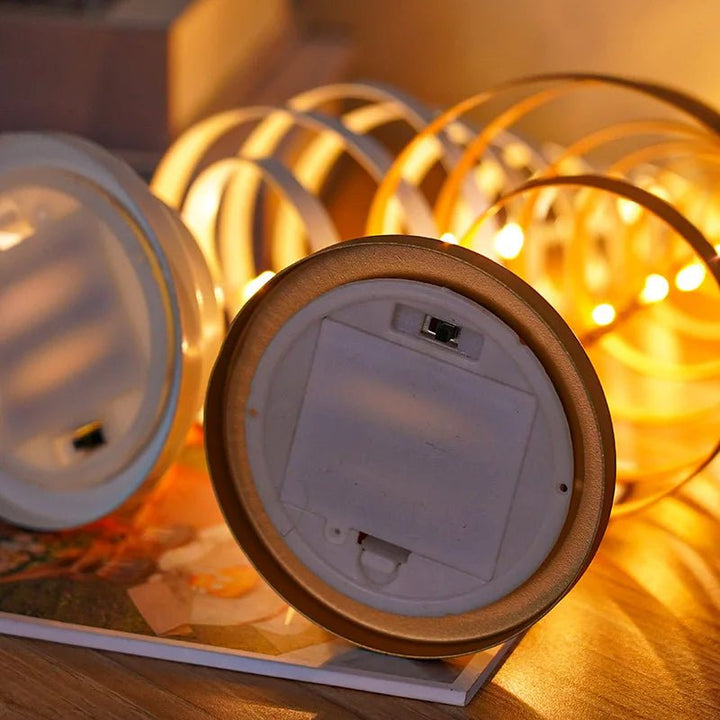 Skanto | LED Smedet Juletre Spiral Lys Bord Ornament – Elegant Atmosfære Lampe for Soverom & Høytidsdekorasjoner