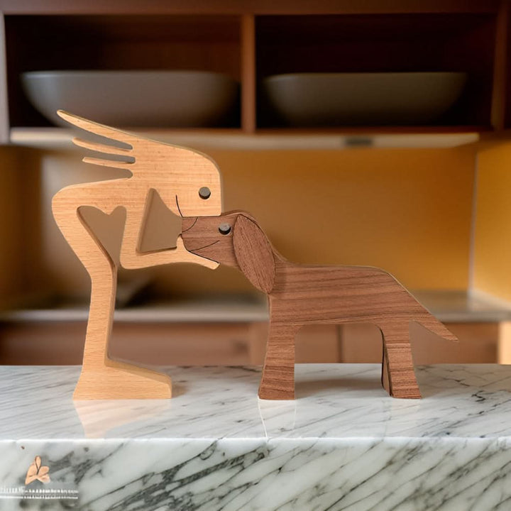 Handgefertigte Holzfigur von Hund und Mensch