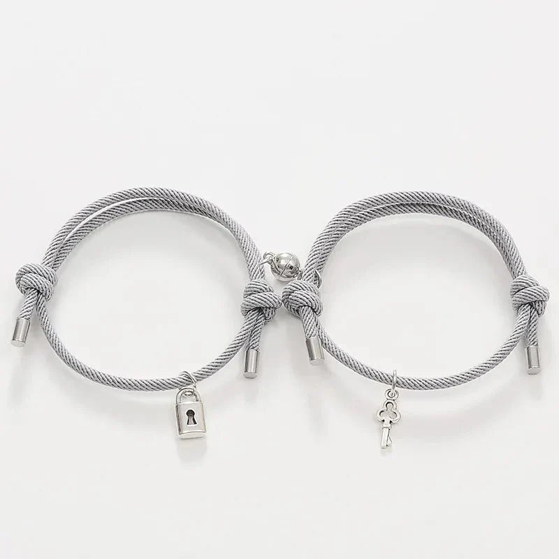 Skanto | Lås og nøkkel magnetisk snorarmbånd sett
