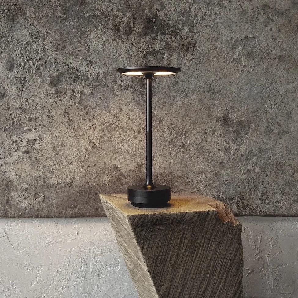 Skanto | Stilig lampe som du kan lade trådløst!