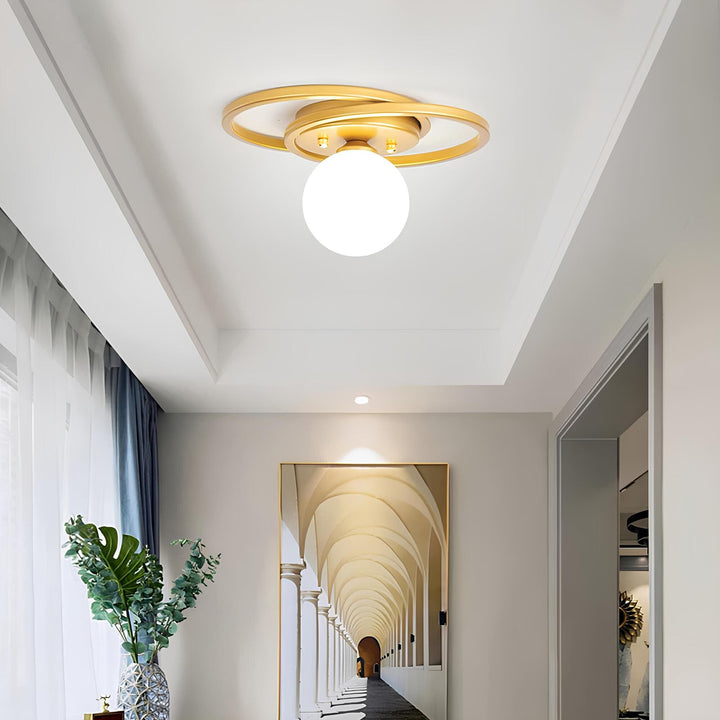 Skanto | LumiNoble | Tidøs lysekrone med gylden LED-kule design