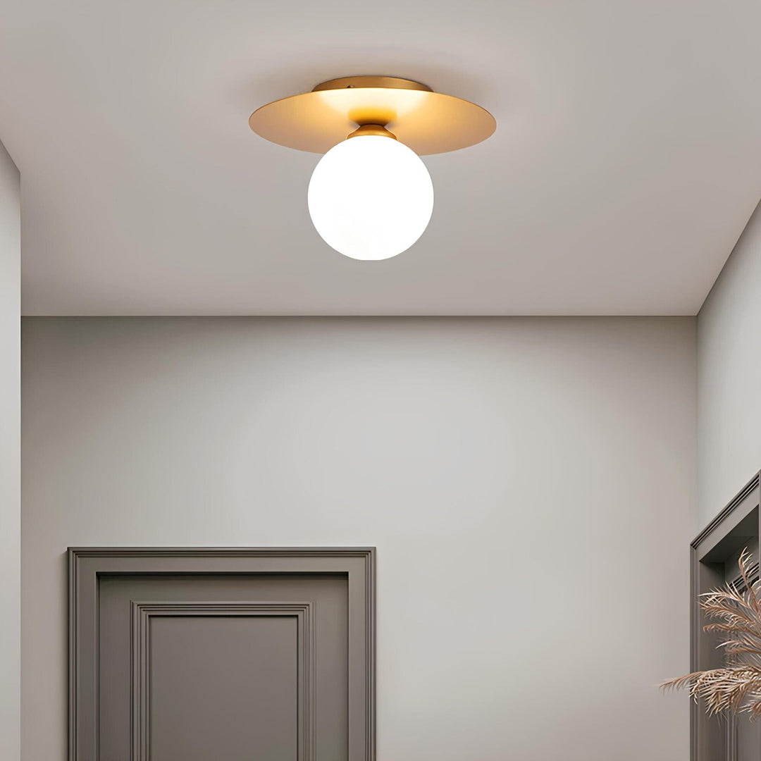 Skanto | LumiNoble | Tidøs lysekrone med gylden LED-kule design