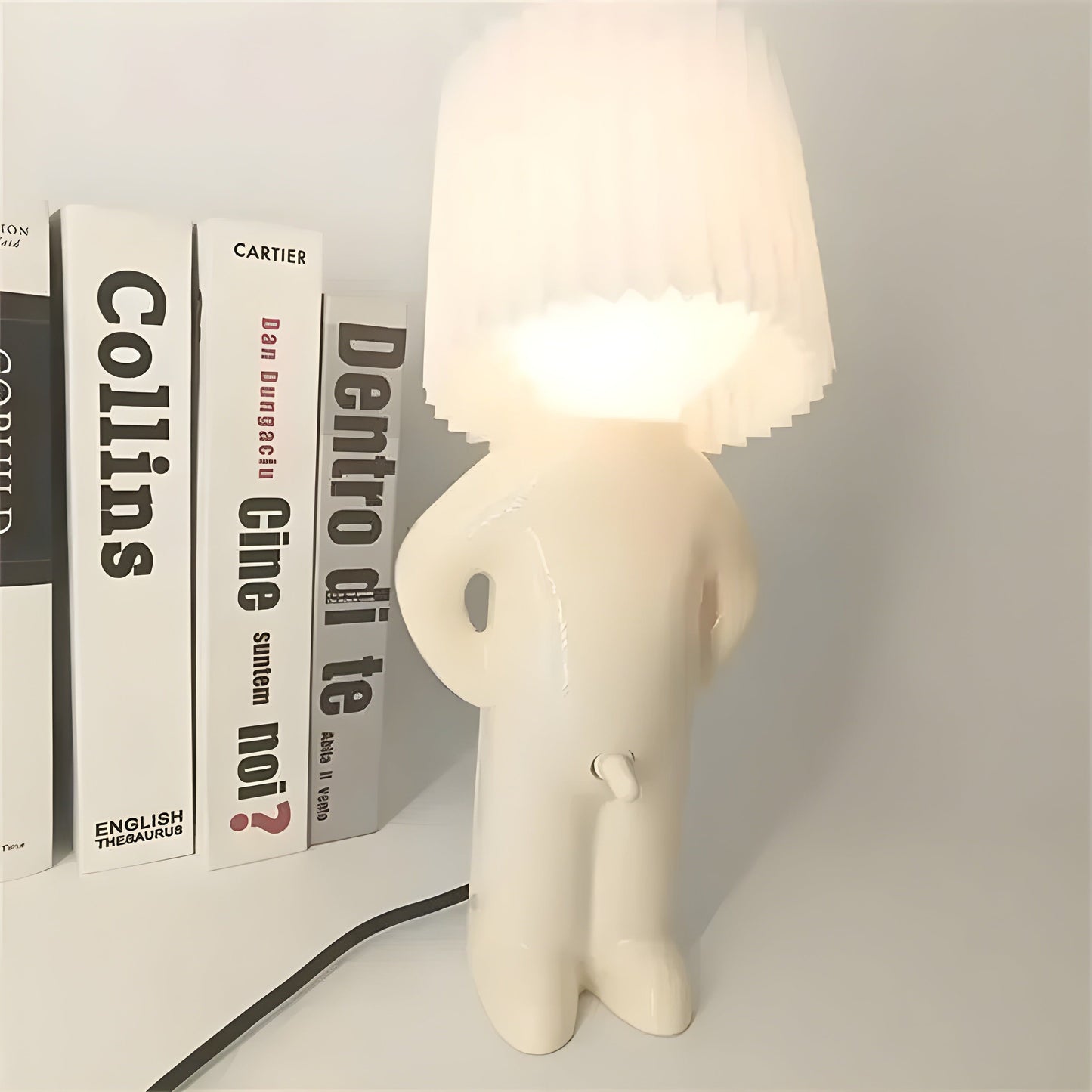 Norvo | Sassy Boy Creative Table Lamp – Unik belysning for soverom og stue