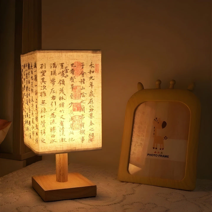SerenityGlow-lampe – Moderne LED-lampe i kinesisk stil med stofftrekk