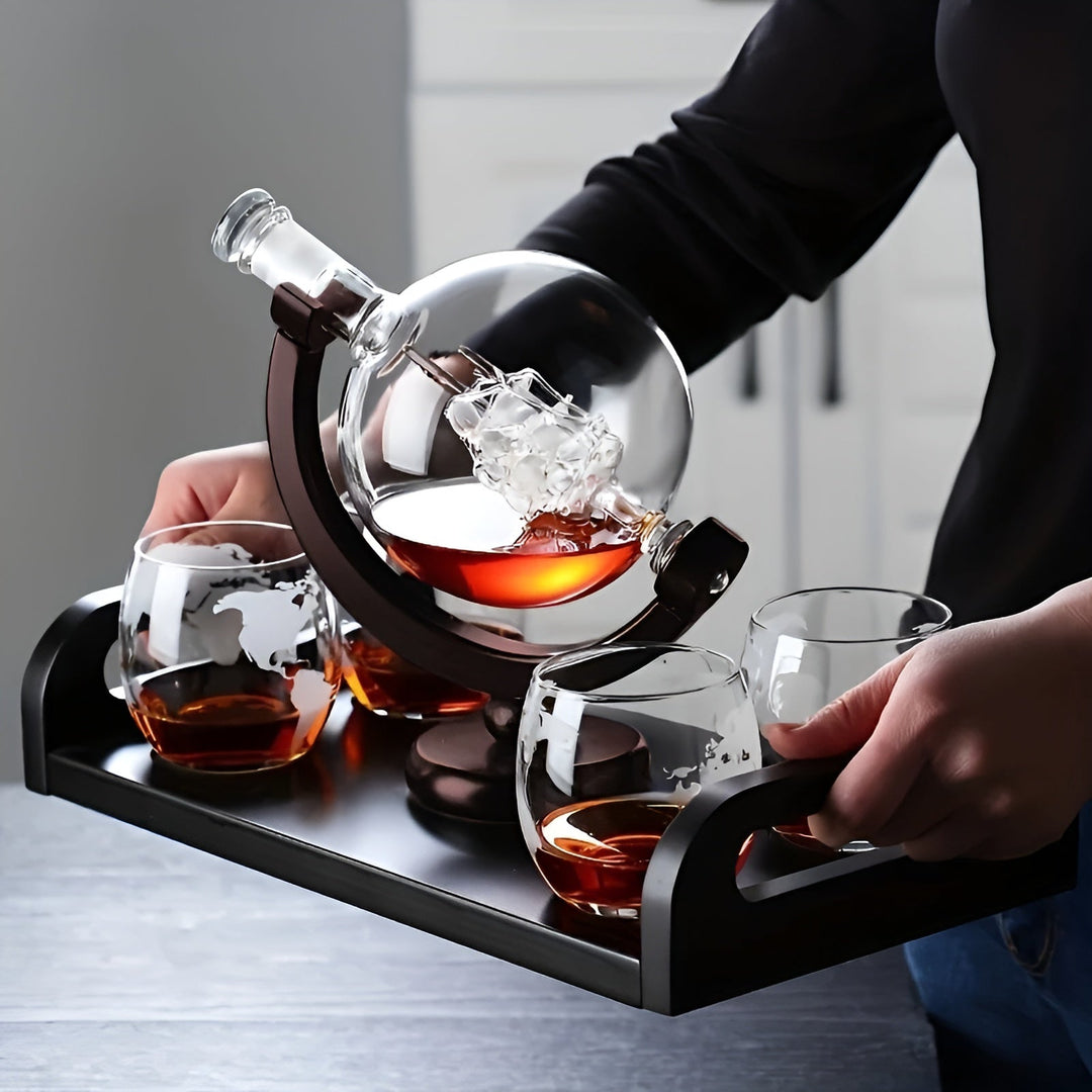 Whisky Karaffel Sett i Globusform – Skantoyfri Karaffel med Tre Stativ | Inkluderer 2 Whisky Glasser | Skanto