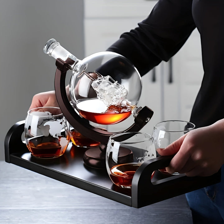 Whisky Karaffel Sett i Globusform – Skantoyfri Karaffel med Tre Stativ | Inkluderer 2 Whisky Glasser | Skanto