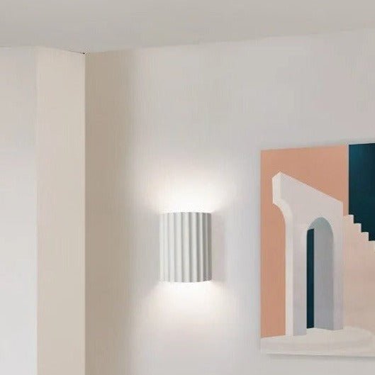 Skanto | Minimalist Groove Vegglampe | Harpiks, Opp og Ned